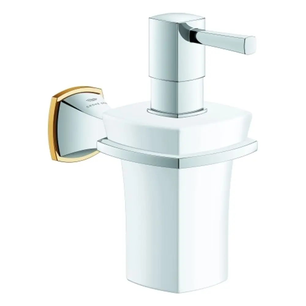 Seifenspender aus Keramik mit einem chrom-goldenen Halter von Grohe. Der Spender hat einen quadratischen Fuß und einen Hebel zur Betätigung.