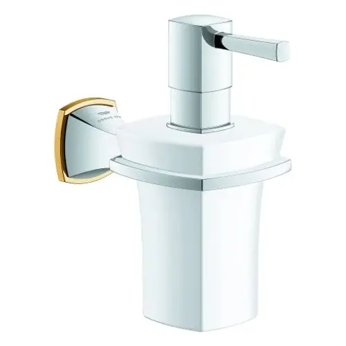 Seifenspender aus Keramik mit einem chrom-goldenen Halter von Grohe. Der Spender hat einen quadratischen Fuß und einen Hebel zur Betätigung.