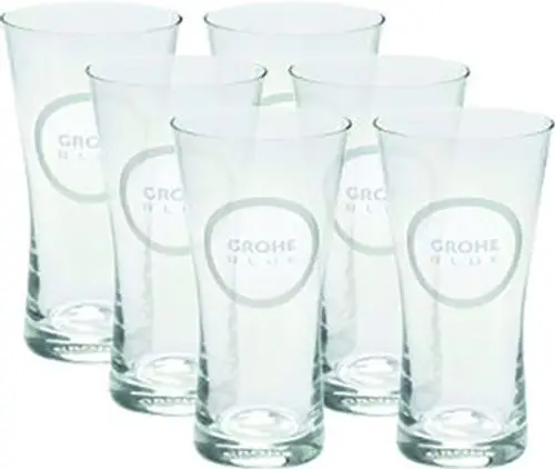 Sechs transparente Gläser mit einem gravierten Grohe Blue Dekor, aufrecht stehend und nebeneinander angeordnet.