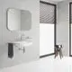 Weißes Waschbecken mit einer chromfarbenen Grohe Armatur, Wandmontage, daneben ein Handtuchhalter und ein kleiner Beistelltisch. Große Fenster mit Jalousien.
