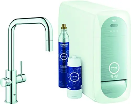 Wasseraufbereitungssystem von Grohe mit chromfarbener Auslaufarmatur und zwei Kartuschen in blauer Verpackung, daneben der Gerätekörper in Weiß.