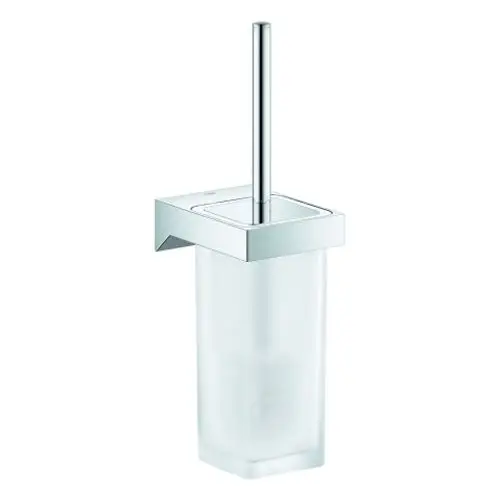 Ein eleganter Toilettenbürstenhalter aus klarem Glas mit einem silbernen, quadratischen Deckel und einem langen, glänzenden Griff. Ideal für moderne Badezimmer.