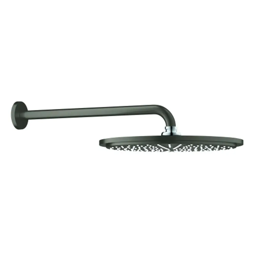 Grohe Kopfbrause mit flacher, runder Duschplatte, montiert an einem langen, gebogenen Arm in dunkler Graphitfarbe.