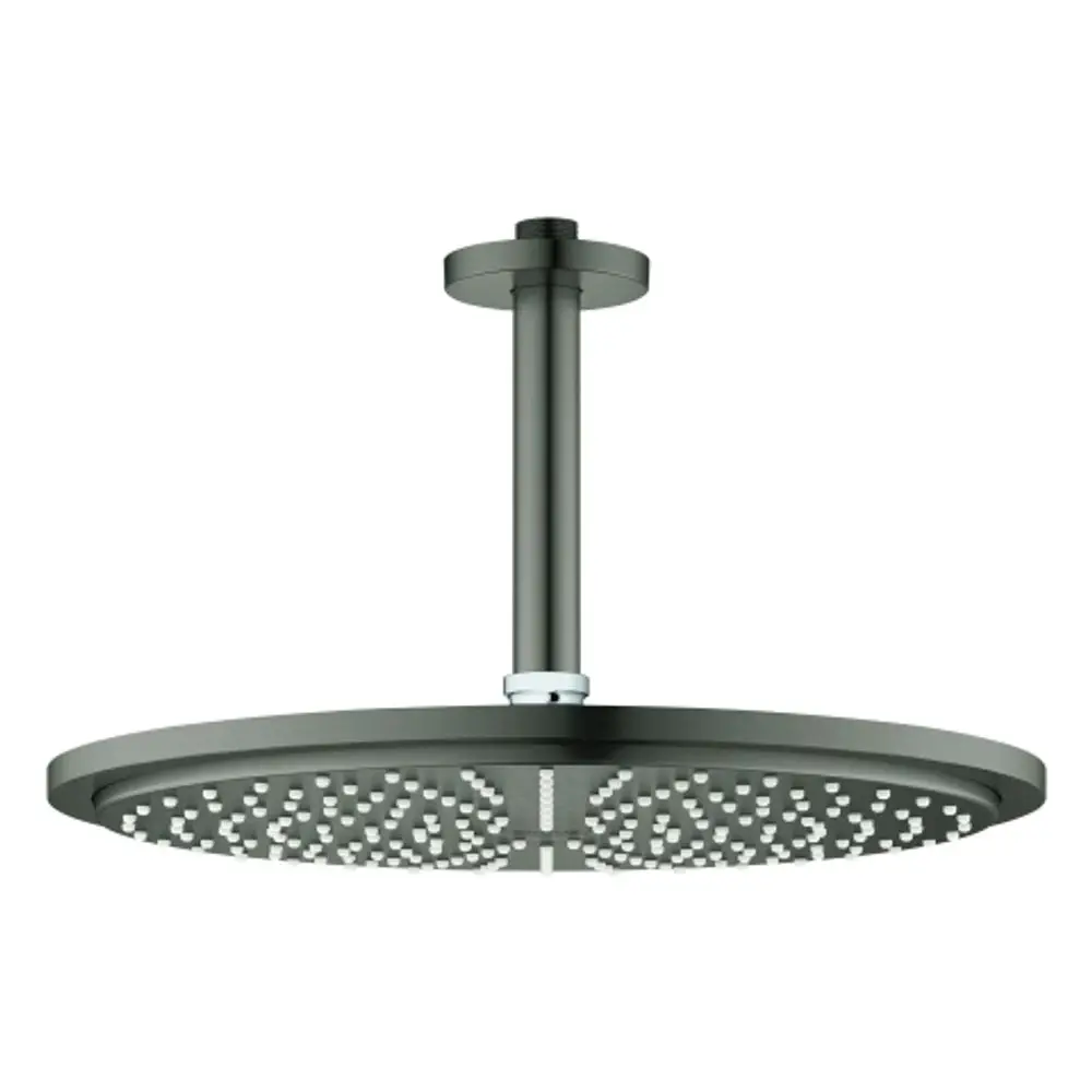 Grohe Kopfbrause in mattem Schwarz mit runder, flacher Brausefläche. Die Montage erfolgt an der Decke über ein gerades, schlankes Rohr.