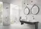 GROHE Duschanschluss mit runder Kopfbrause an hellem Marmor-Wandpaneel. Zwei Waschbecken mit modernen Armaturen und großen Spiegeln in einem hellen, offenen Badezimmer.