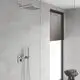Dusche mit einer Wand aus hellgrauen Fliesen, einer modernen Grohe Duscharmatur, einem Regenduschkopf und einem Fenster mit Holzjalousien. Handtuchstapel auf einer Holzbank.