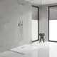 GROHE-Wannenarmatur mit eckigem Design und zwei Absperrventilen, installiert in einer modernen, gefliesten Dusche mit umlaufendem Glas.
