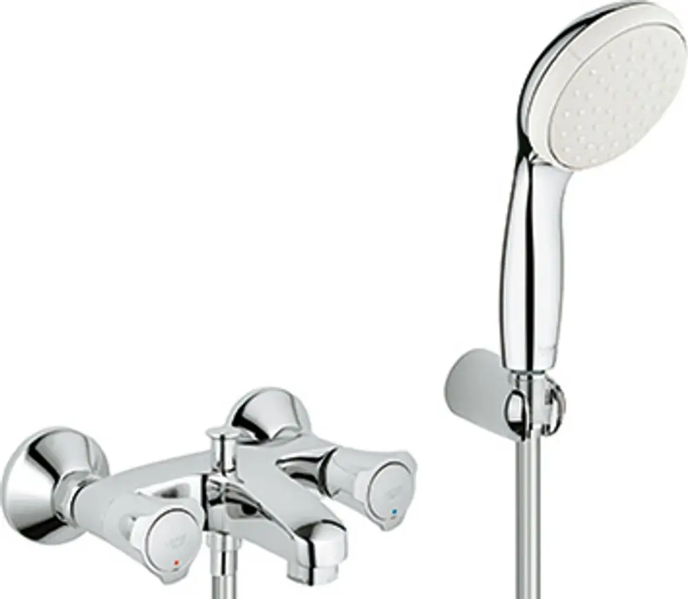 Grohe Wannenbatterie mit zwei Griffen in Chrom, kombiniert mit einer Handbrause, die an der Wand montiert ist.