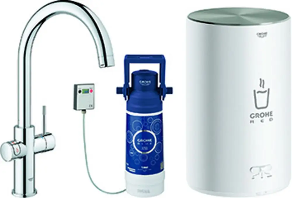 Armatur und Boiler von Grohe in Chrom-Finish. Enthält einen Wasserhahn mit Auslauf, einen Zähler und einen Boiler für heiße Getränke.