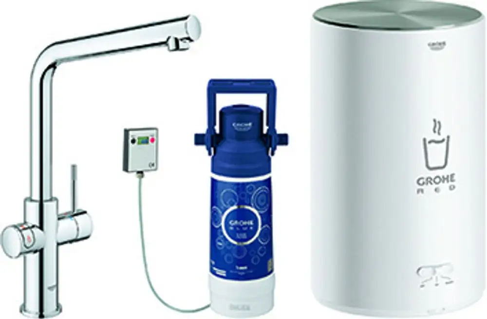 Chromfarbene Armatur von Grohe mit einem L-Auslauf, kombiniert mit einem weißen Boiler und einem blauen CO2-Zylinder für die Zubereitung von heißem Wasser.