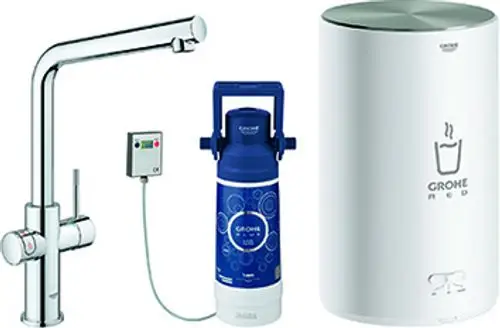 Chromfarbene Armatur von Grohe mit einem L-Auslauf, kombiniert mit einem weißen Boiler und einem blauen CO2-Zylinder für die Zubereitung von heißem Wasser.