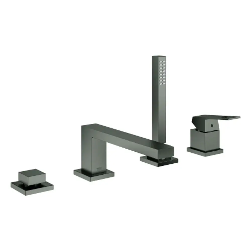 GROHE Wannenarmatur in hard graphite mit vier Komponenten: einer langen Auslaufarmatur, einer Handbrause und zwei Bedienelementen auf quadratischen Basisplatten.