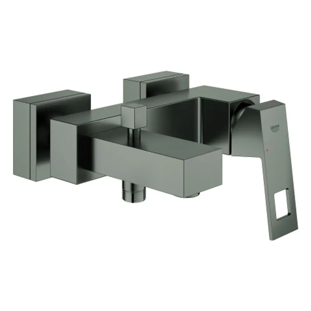 Wannenbatterie von Grohe in mattem Schwarz, wandmontiert, mit einem quadratischen Design und einem Hebel für die Wasserauslösung.