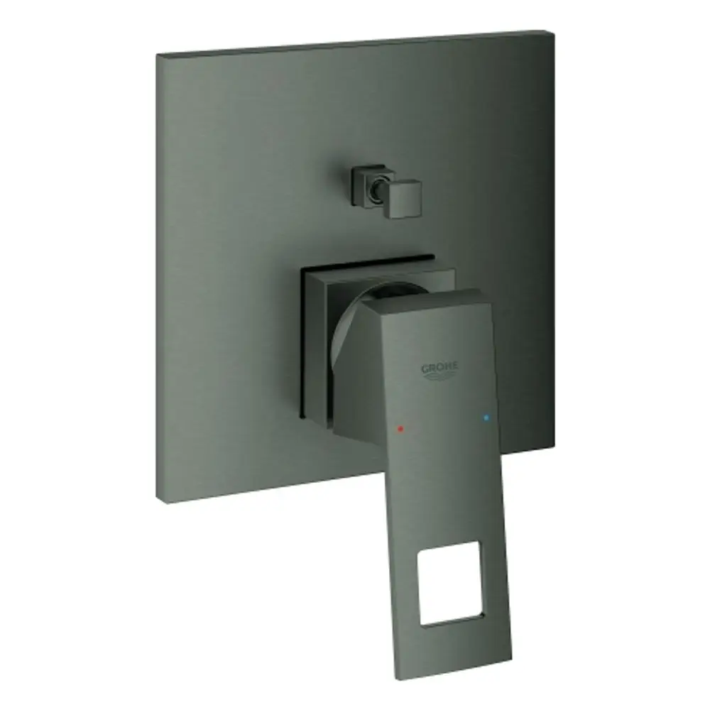 Wannenbatterie von Grohe in mattem Finish. Sie verfügt über einen Drehhebel zur Einstellung von Wasserfluss und -temperatur, sowie einen integrierten Schalter.