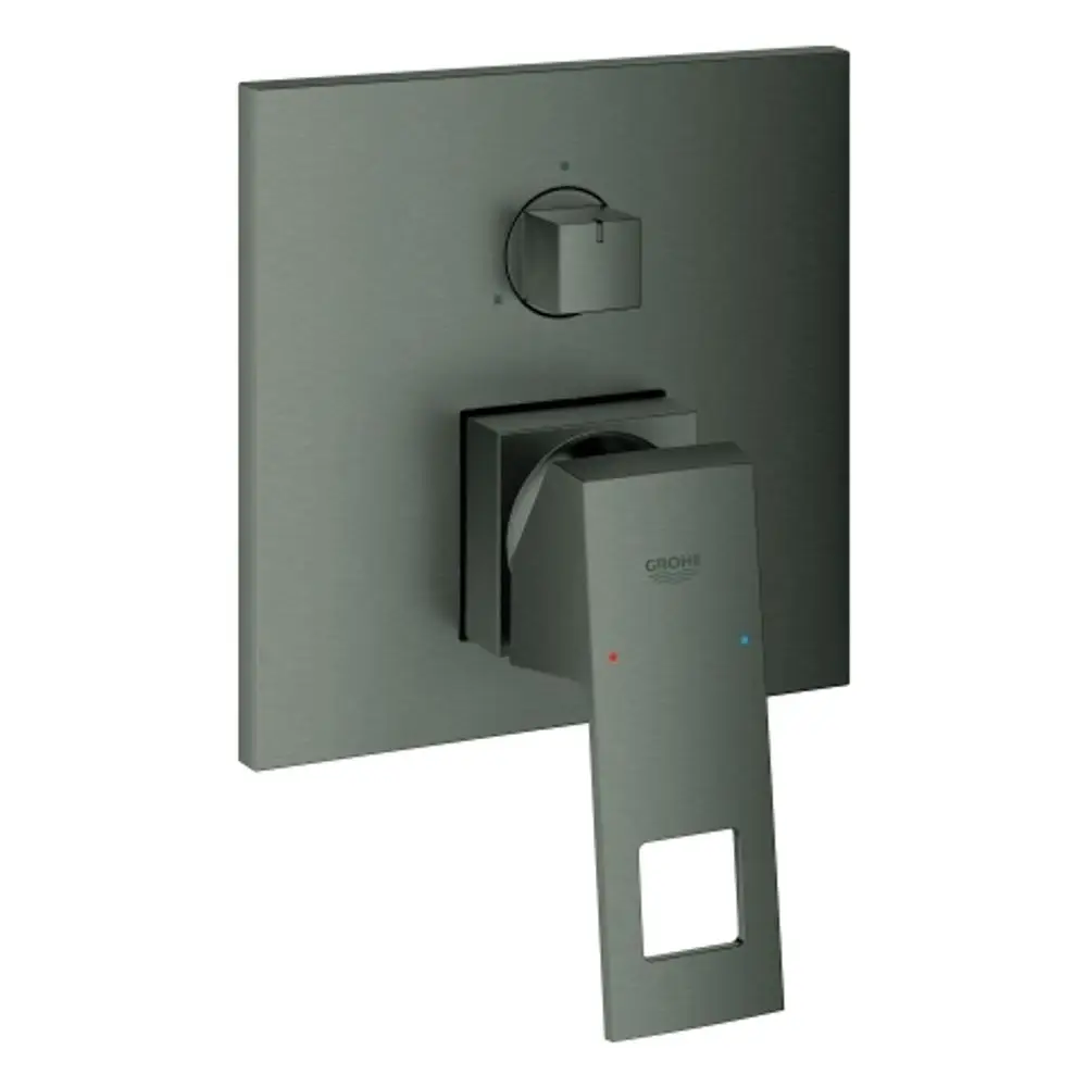 GROHE Einhandbatterie mit ergonomischem Griff und separatem Steuerknopf auf einer quadratischen Wandplatte in grauem Finish.