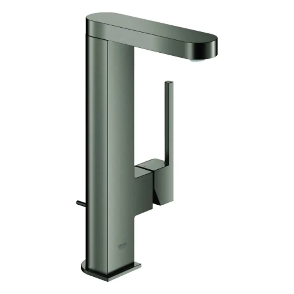 Grohe-Waschtischbatterie in hard graphite. Mit einem hohen, rechteckigen Auslauf und einem seitlichen Hebel zur Steuerung des Wasserflusses.