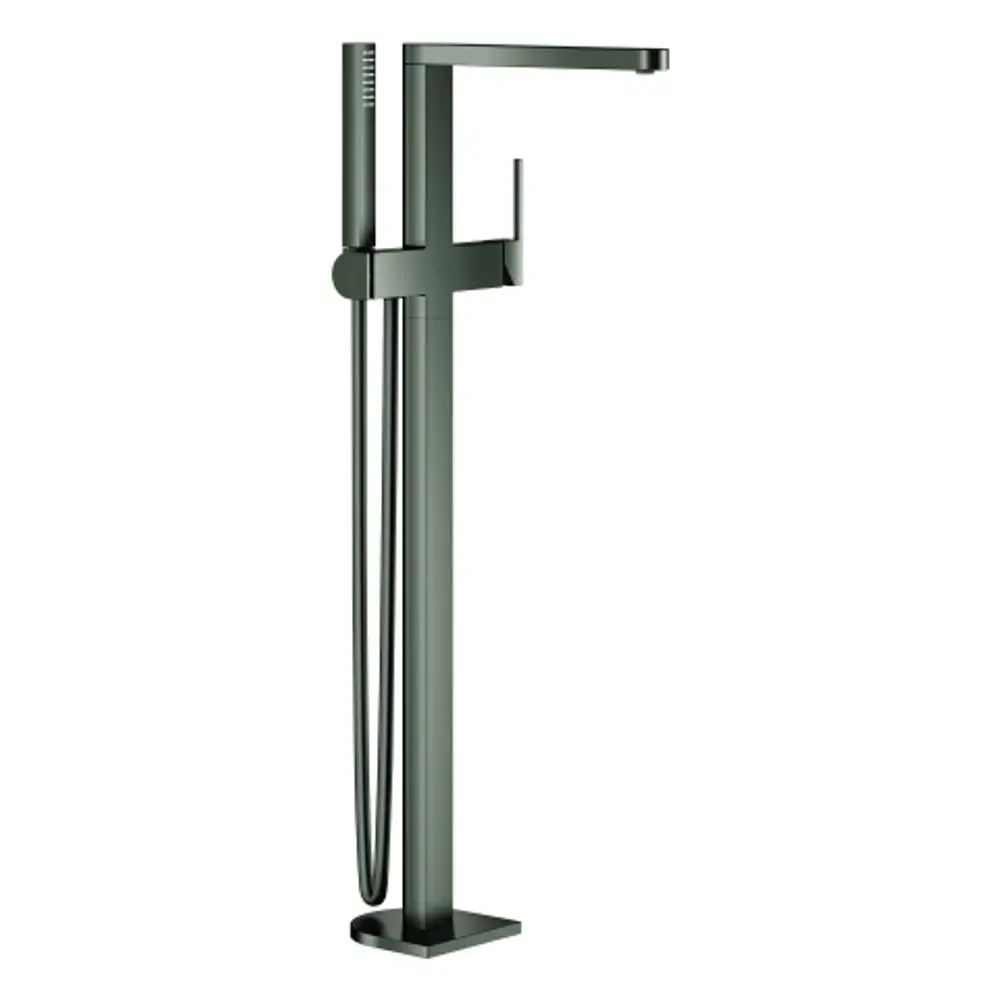 Bodenmontierte Wannenbatterie von Grohe in dunkler Graphitfarbe, mit schlankem, modernem Design und integriertem Handbrauseanschluss.