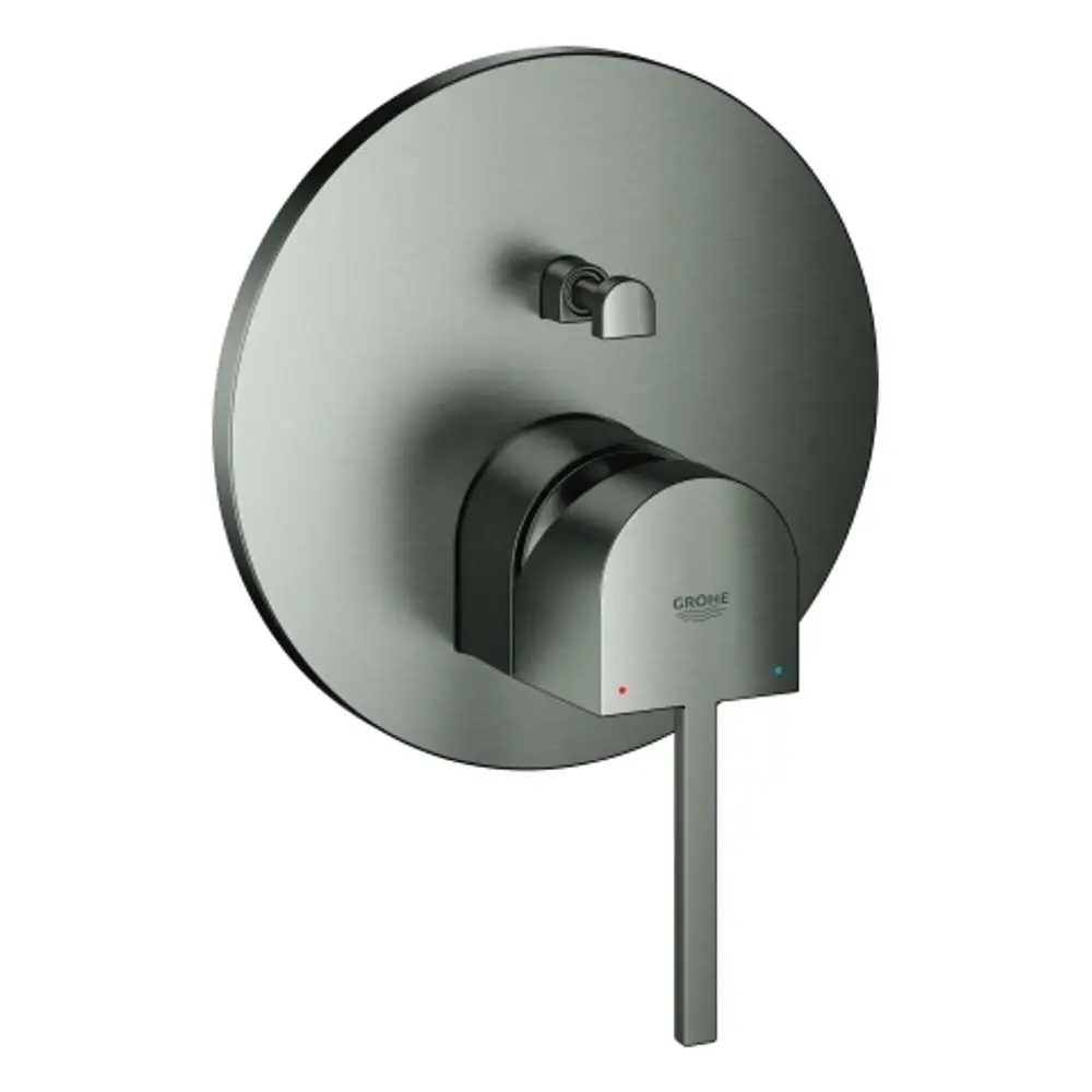 Wannenbatterie von Grohe mit runder Wandmontage, drehbarem Wasserhahn und seitlichem Hebel zur Einstellung von Wasserfluss und Temperatur.