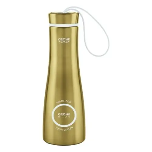 Wasserflasche aus Edelstahl in goldfarbener Ausführung mit einem Trageband und dem Grohe Logo. Der obere Bereich ist abgerundet, die untere Hälfte ist konisch.