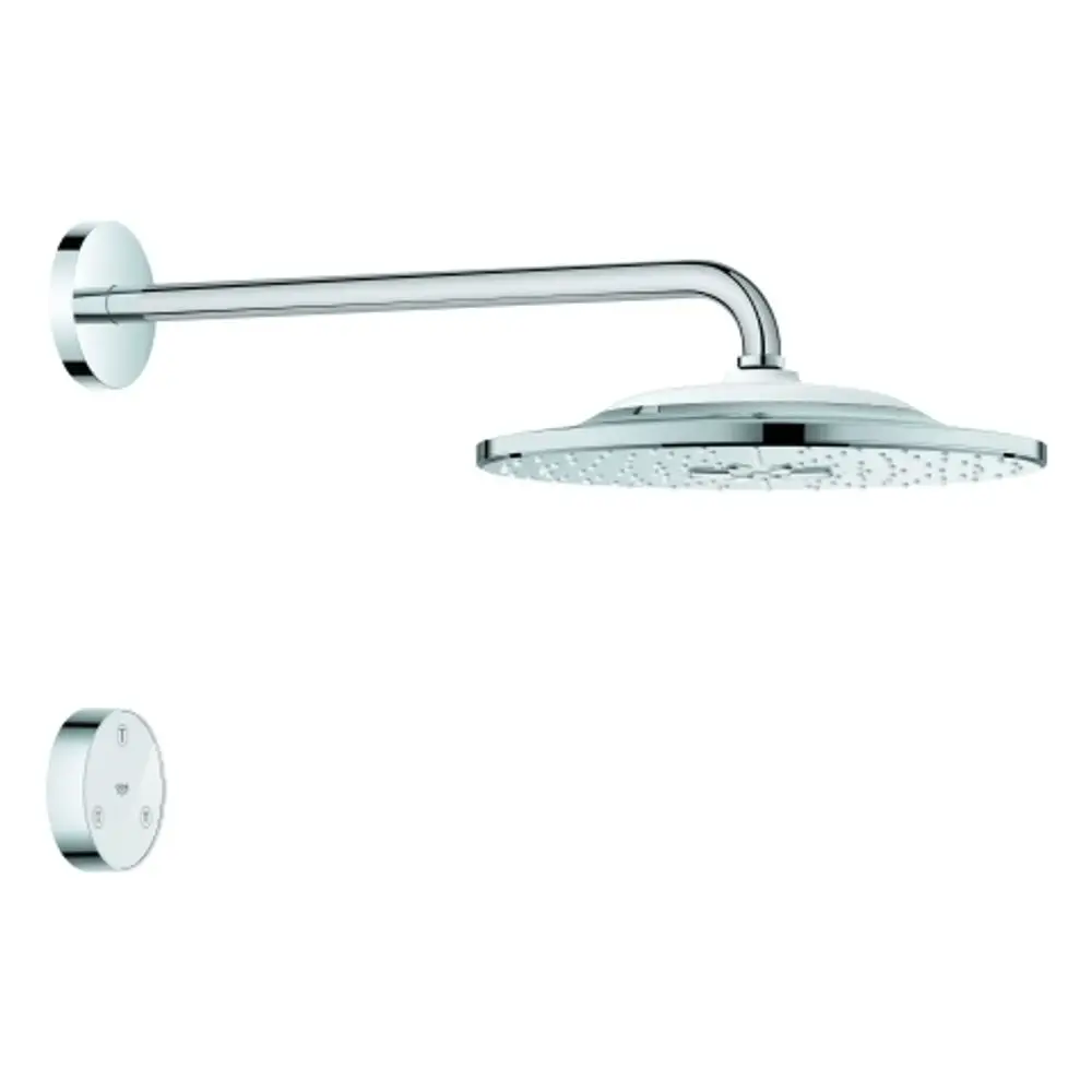Grohe Duschkopf mit verchromtem Brausearm. Der Kopf ist rund und hat eine glatte Oberfläche. An einer Wand montiert mit Steuerungselement nahe dem Duschkopf.