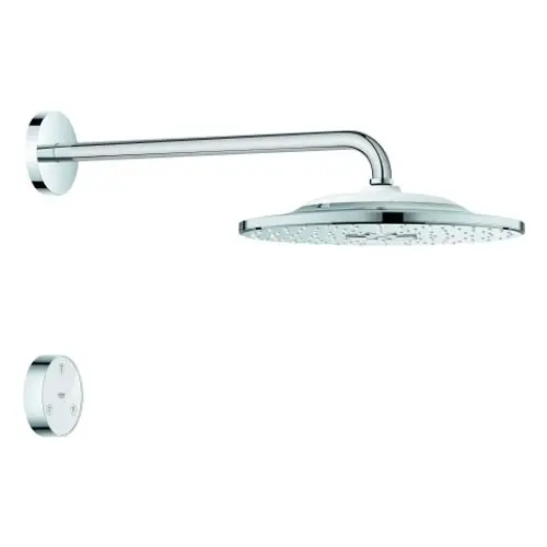 Moderne Regenbrause mit verchromtem Arm und zwei Bedienelementen für temperaturgeregeltes Duschvergnügen.