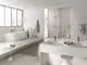 Grohe Handbrause mit einem schlichten, eleganten Design, montiert an einer modernen Duschwand. Der Badezimmerbereich ist hell und minimalistisch gestaltet.