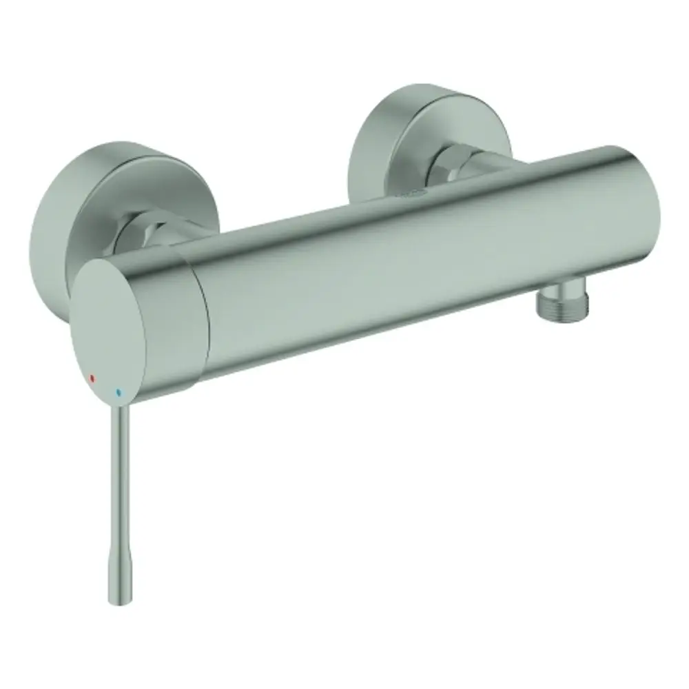 Wandmontierte Brausebatterie von Grohe in Supersteel-Optik mit einem schmalen, zylindrischen Auslauf und einem seitlichen Hebel zur Temperatur- und Mengenregulation.