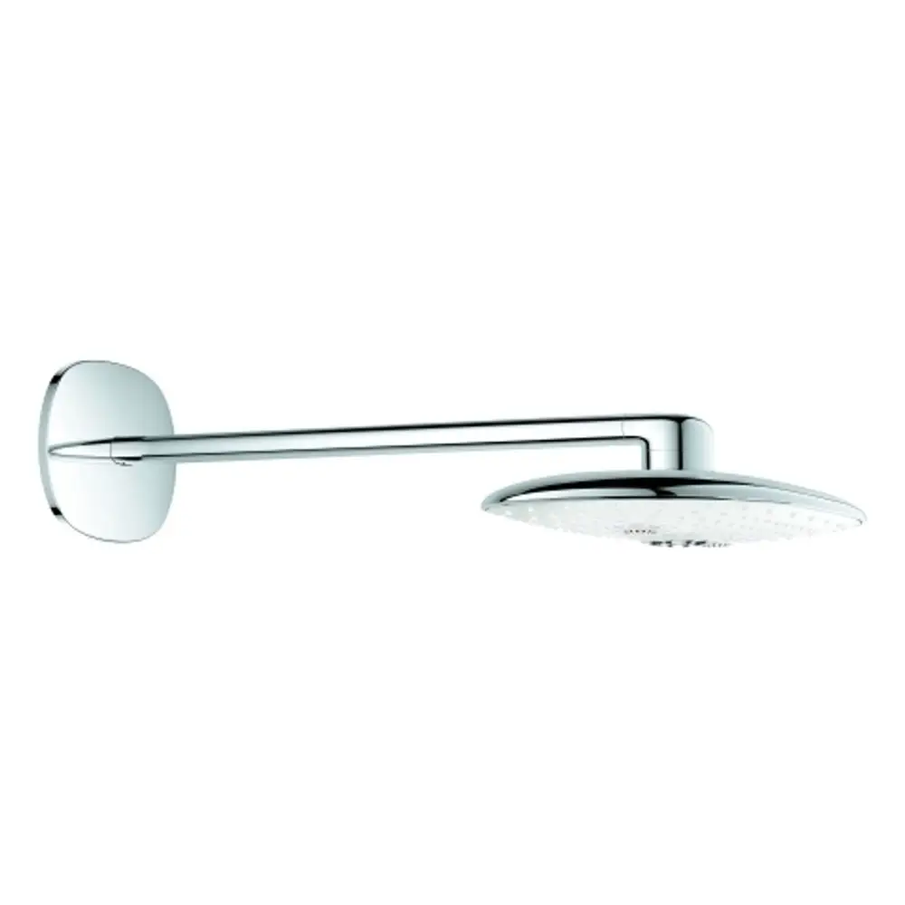 Grohe Kopfbrause mit flachem Design, montiert an einem geraden Brausearm. Die Oberfläche ist glänzend und reflektiert das Licht in einem hellen Raum.