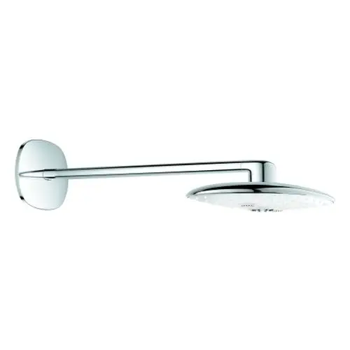 Moderne Regenbrause mit flachem, runden Kopf und verchromtem Arm, elegant an der Wand montiert. Ideal für eine stilvolle Dusche.