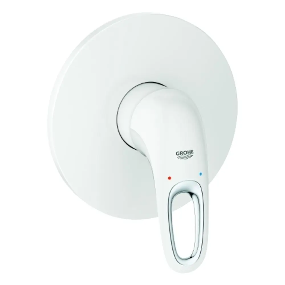Weißer Brausebatterie von Grohe mit einem schlichten Hebel. Der Hebel verfügt über rote und blaue Markierungen für Warm- und Kaltwasser. Runde Wandplatte im Hintergrund.