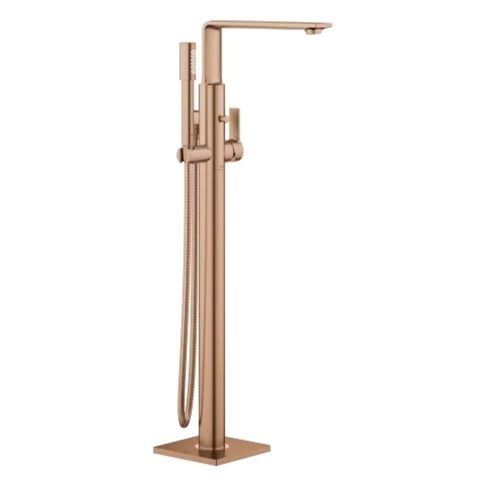 Stehende Badewannenarmatur von Grohe in warm sunset Finish, mit Handbrause, flexibler Schlauchleitung und quadratischer Basis.