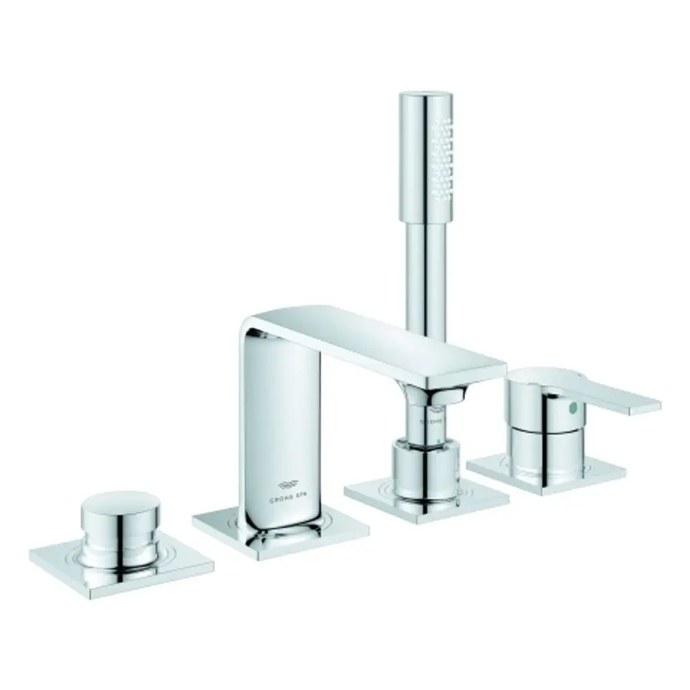 Vierloch-Wannenbatterie von Grohe mit einer hohen, schlanken Armatur und zwei Bedienelementen auf quadratischen Platten, alles in verchromtem Finish.