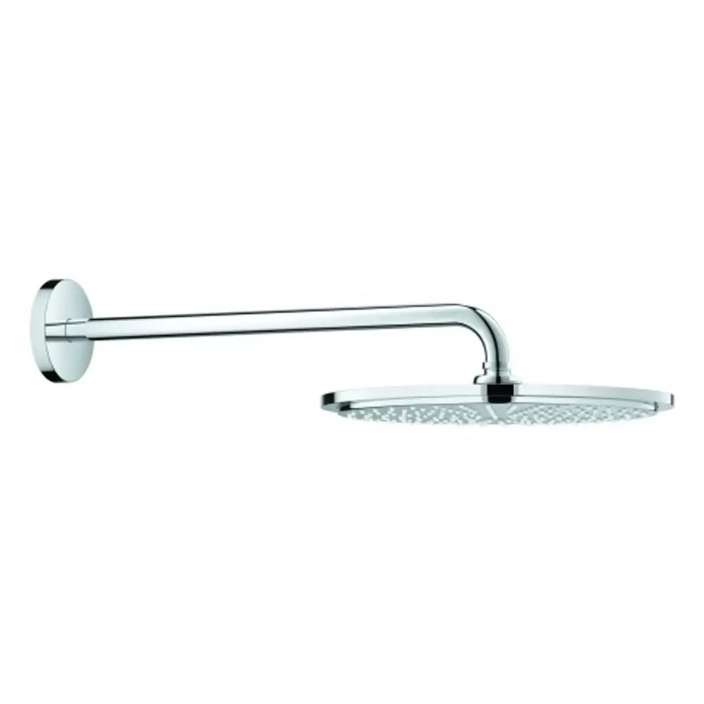 Grohe Kopfbrause mit flachem, rundem Kopf und verchromtem Brausearm, der an einer Wand montiert ist.