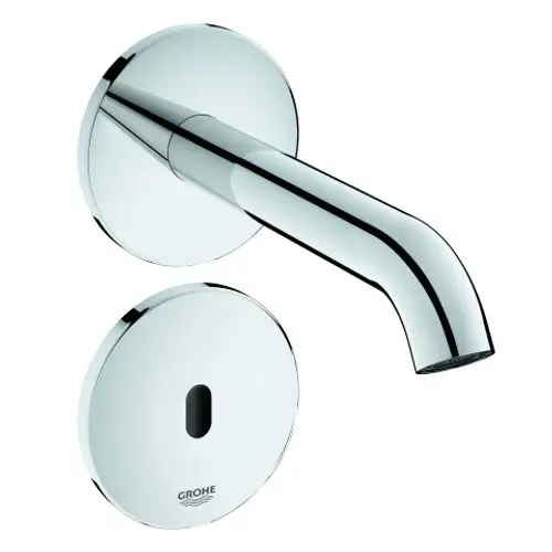 Wandmontierte Armatur mit gebogenem Auslauf und runder Abdeckung in glänzendem Chrom, hergestellt von Grohe.