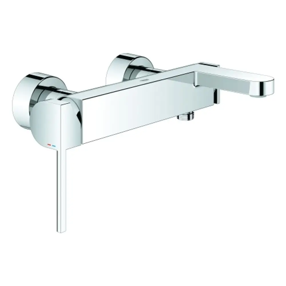 Wannenbatterie von Grohe, wandmontiert mit einem klaren, modernen Design. Verchromte Oberfläche und ein einzelner Hebel zum Regulieren von Wasserfluss und Temperatur.