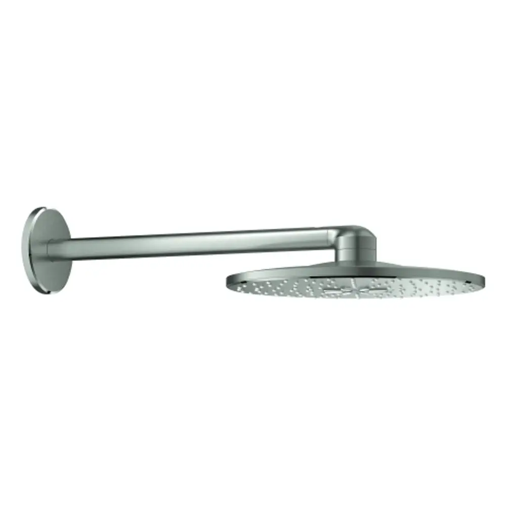 Grohe Duschkopf mit breiter runder Fläche, montiert an einem geraden Arm, der an einer Wandhalterung befestigt ist. Oberfläche in Metalloptik.