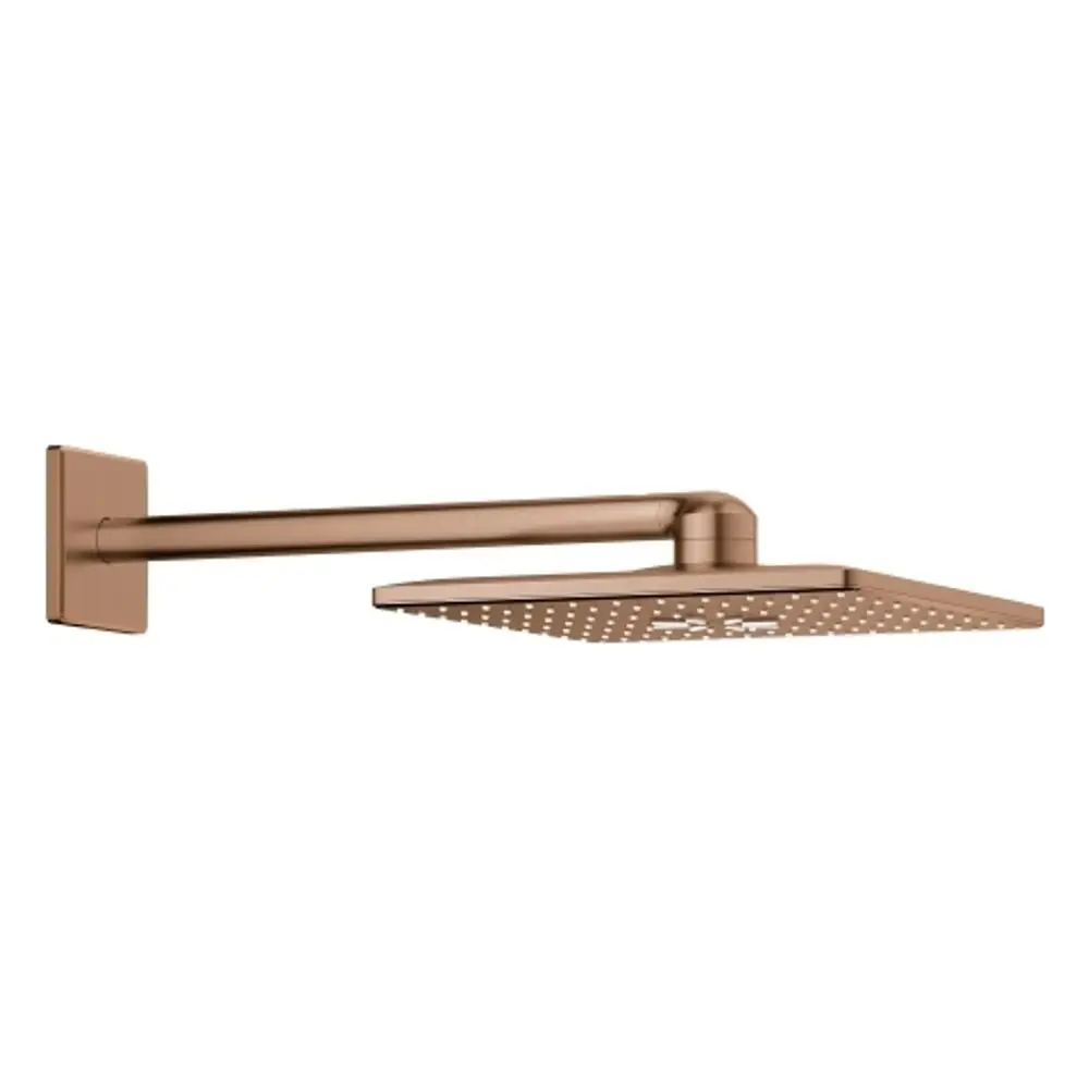 Grohe Kopfbrause mit quadratischem Kopfteil und geradem Arm, in warmen Farbton montiert, an Wand befestigt.