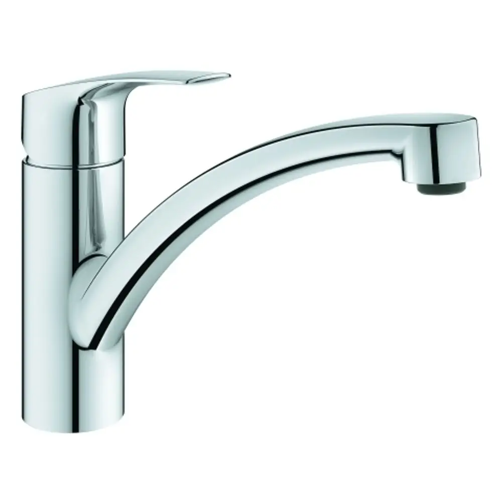 Küchenarmatur in chromfarbenem Finish von Grohe mit flachem Auslauf und einem einhebeligen Bediengriff für die Wassersteuerung.