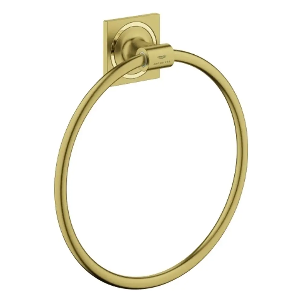 Handtuchring in runder Form, befestigt an quadratischer Wandhalterung, in gebürstetem Goldton, von Grohe.