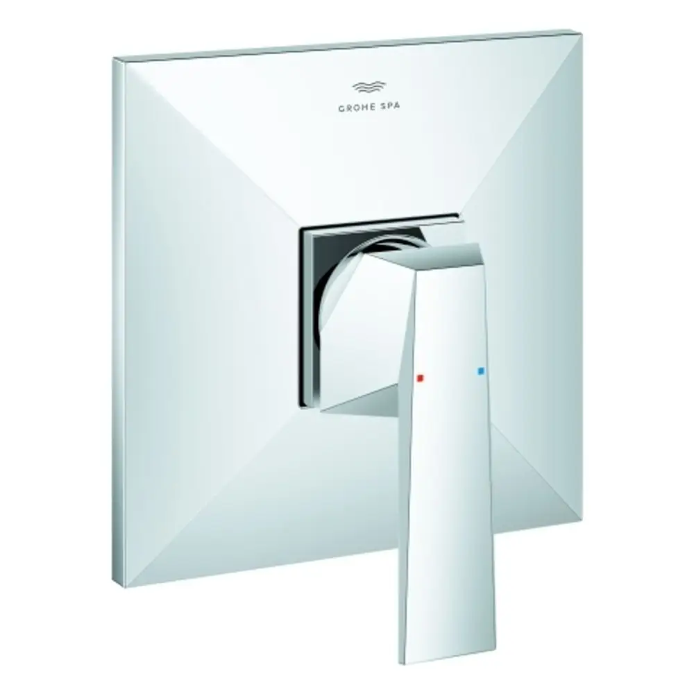 Verchromte GROHE Armatur mit quadratischem Platten-Design und seitlicher Betätigung für Temperaturregelung. Farbcodierung in Rot und Blau für heiß und kalt.