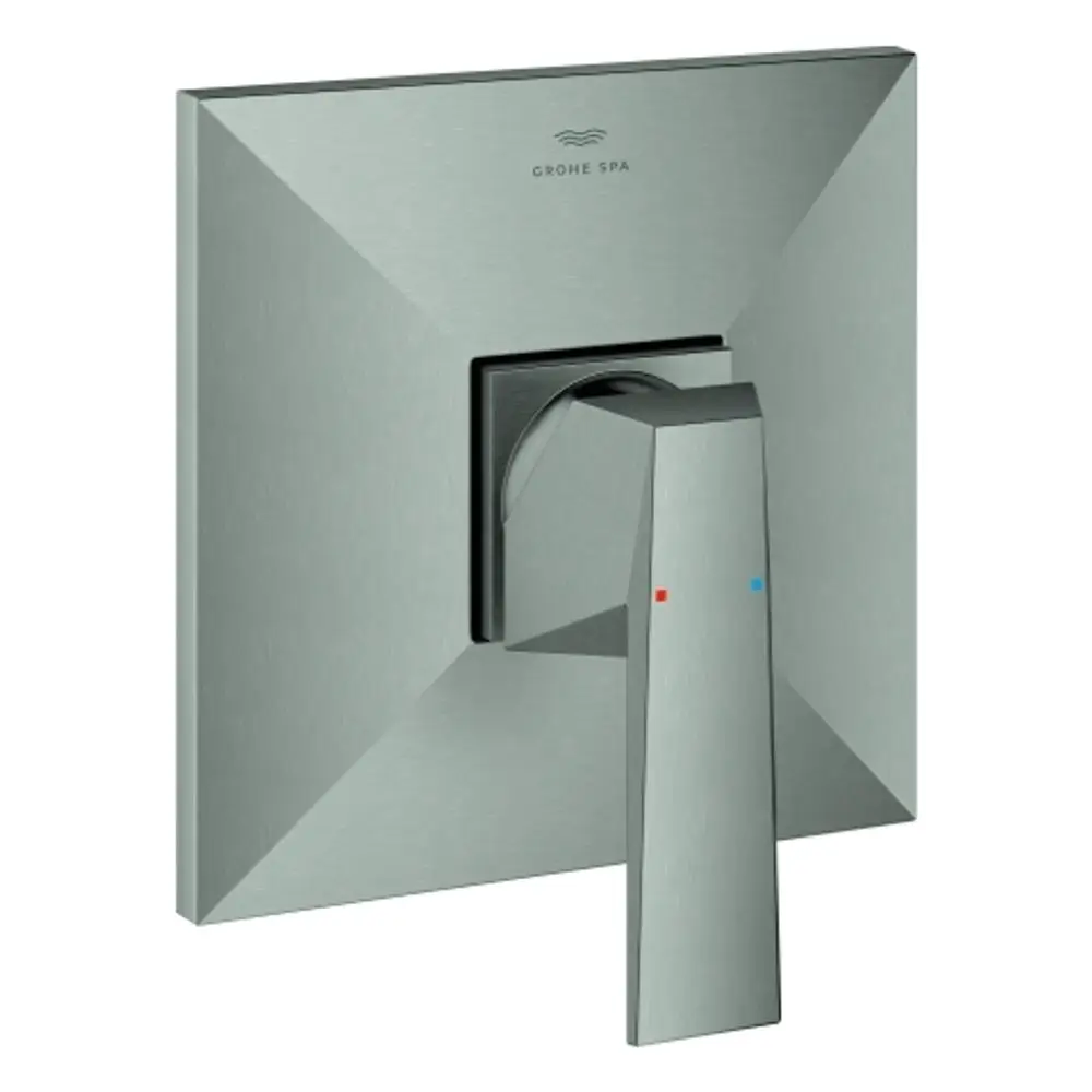 GROHE Steuerungsarmatur mit quadratischer Wandplatte und einem langen, flachen Hebel. Der Lever zeigt rote und blaue Markierungen zur Temperaturregelung.