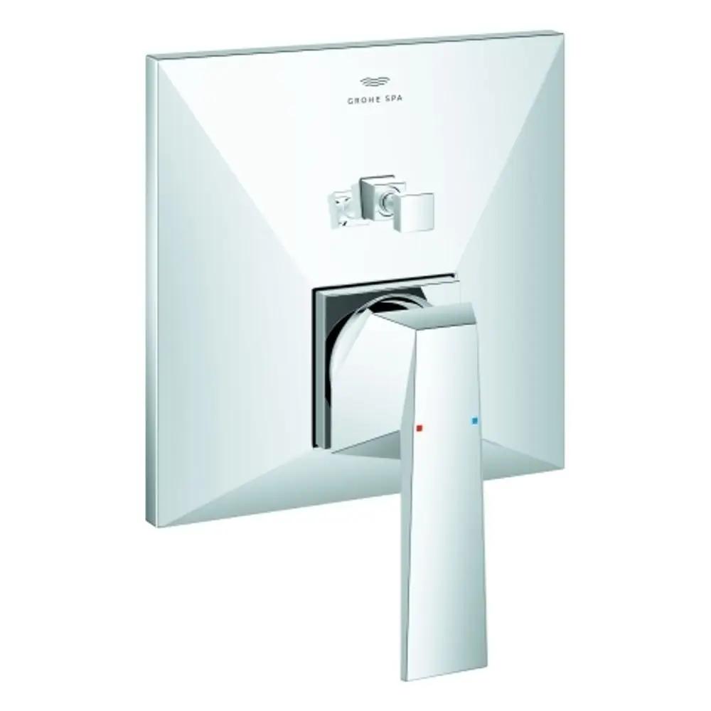 Wannenbatterie von Grohe mit quadratischer Wandplatte und einem Schwenkhebel, der die Wassertemperatur steuert. Oberfläche in Chrom.