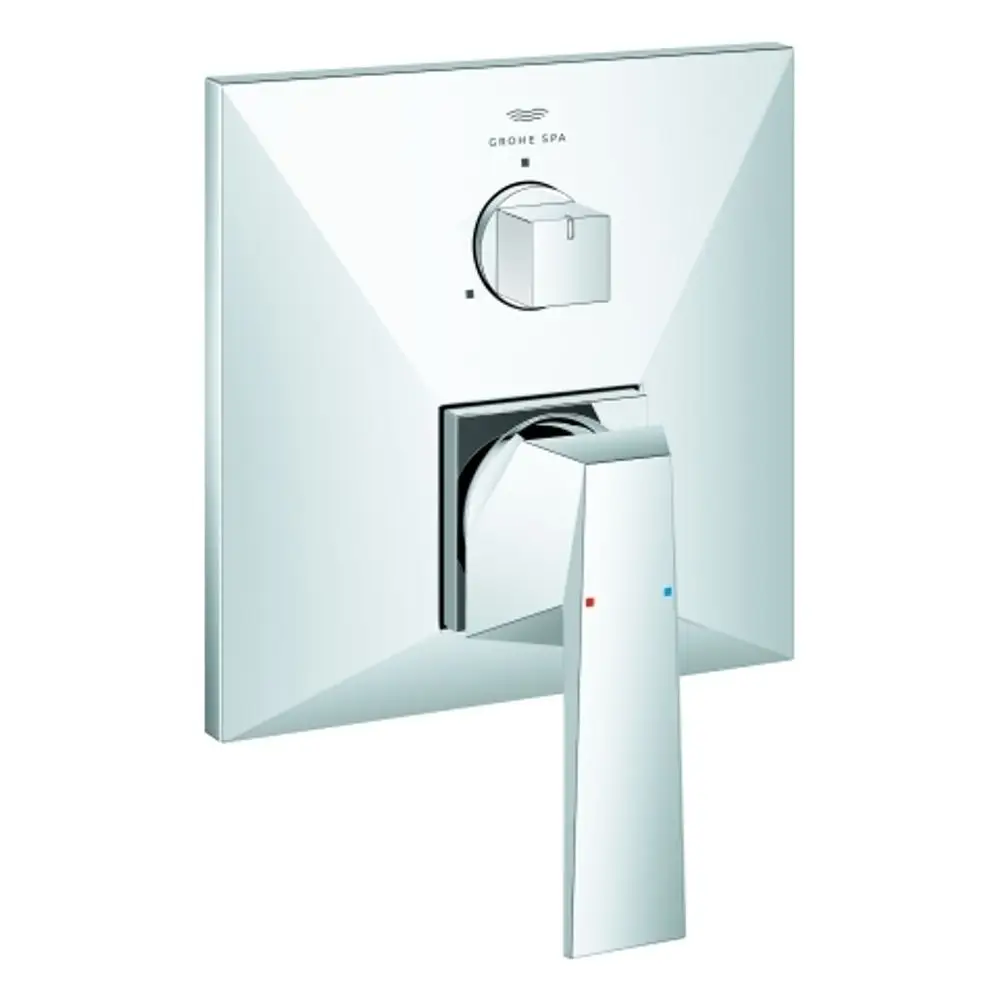Chromfarbene Wandarmatur von Grohe mit einem Hebel zur Temperatur- und Durchflussregelung sowie einem zusätzlichen Drehknopf für die Umstellung von Wasserströmen.