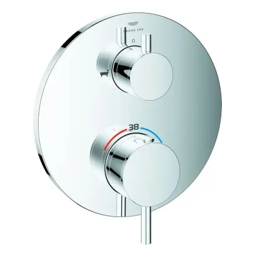 GROHE-Wannenarmatur mit zwei Drehknöpfen zur Temperatur- und Wasserflussregelung, in verchromter Ausführung auf runder Platte.