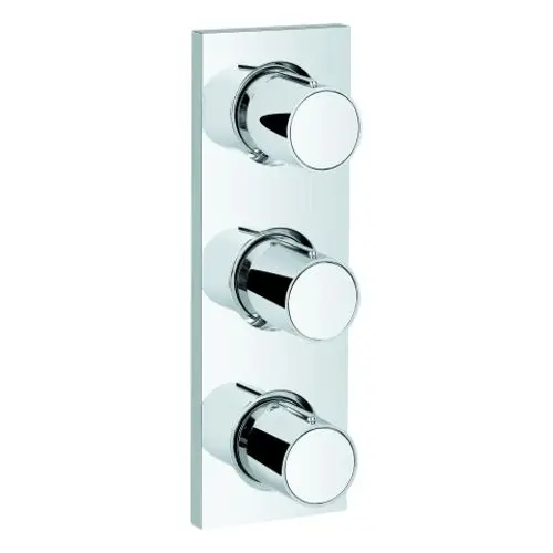 Unterputzventil von Grohe mit drei runden Reglern auf einer rechteckigen, verchromten Blende. Klare Linien und funktionales Design.