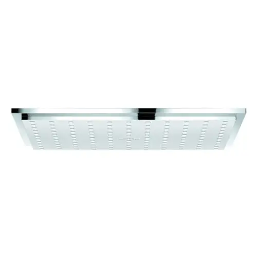 Ein flacher, quadratischer Duschkopf mit mehreren Düsen für Regenwasser-Design, in glänzendem Chrom-Finish, montiert an der Decke.