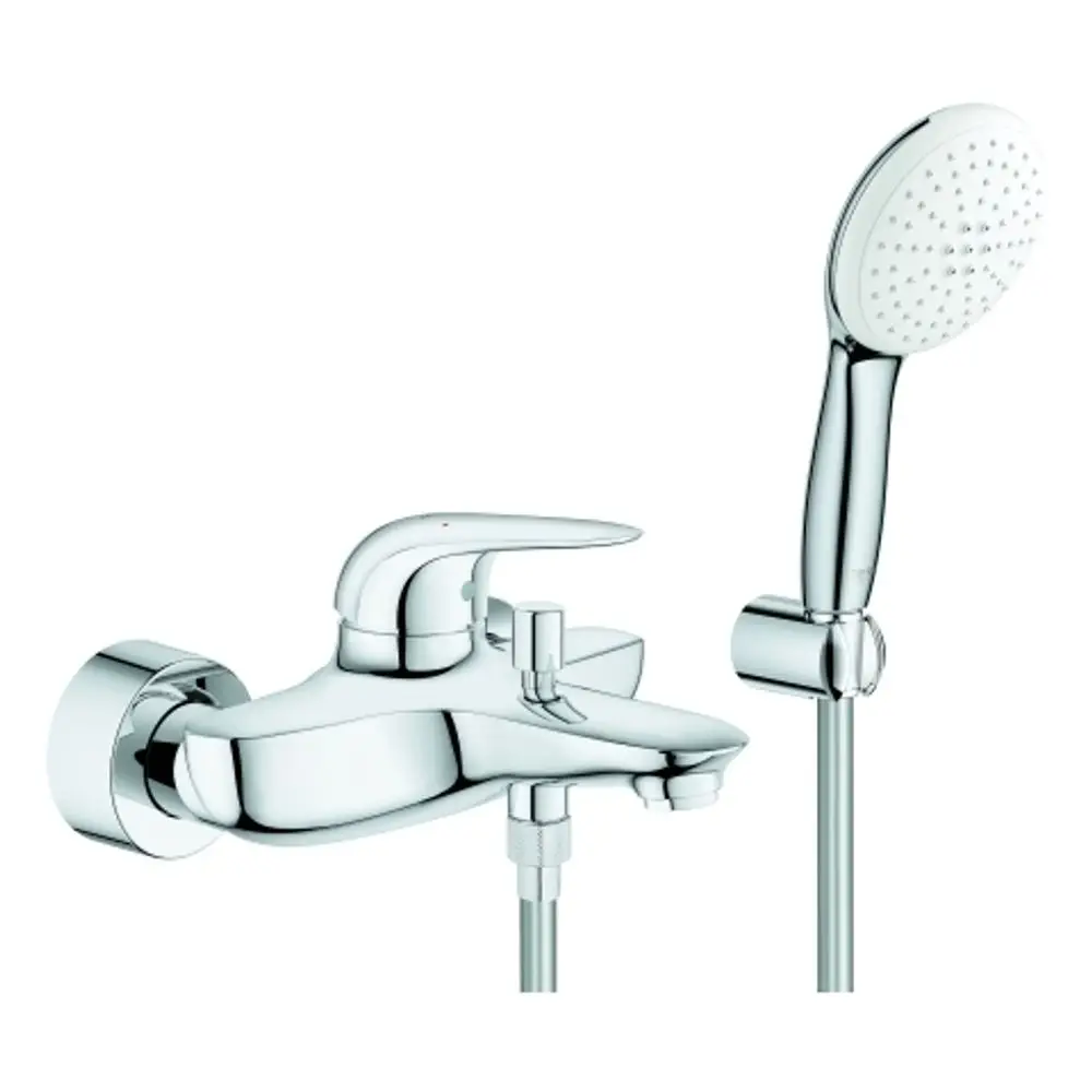 Chromfarbener Wandarmatur von Grohe mit Handbrause. Der Hebel zum Einstellen der Wassertemperatur und -menge ist an der Armatur angebracht.