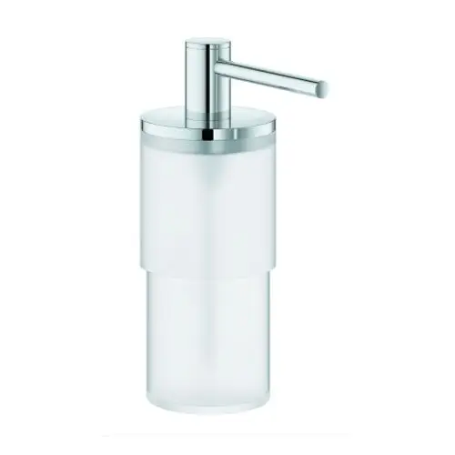 Transparenter Seifenspender aus Glas mit verchromtem Pumpmechanismus, modernes Design für das Badezimmer.