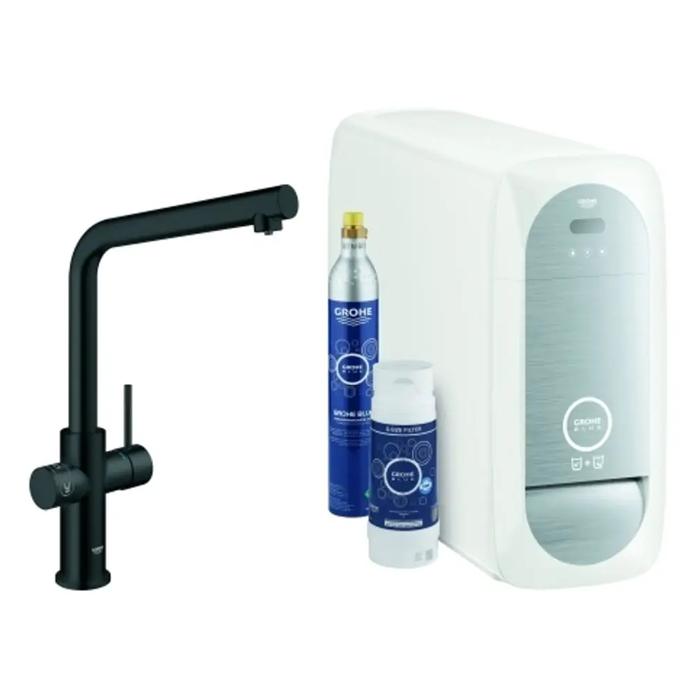 Schwarzer Wasserhahn von Grohe neben einem weißen Gerät mit abgerundeter Form, das mit zwei Flaschen und einem Zylinder für sprudelndes Wasser ausgestattet ist.