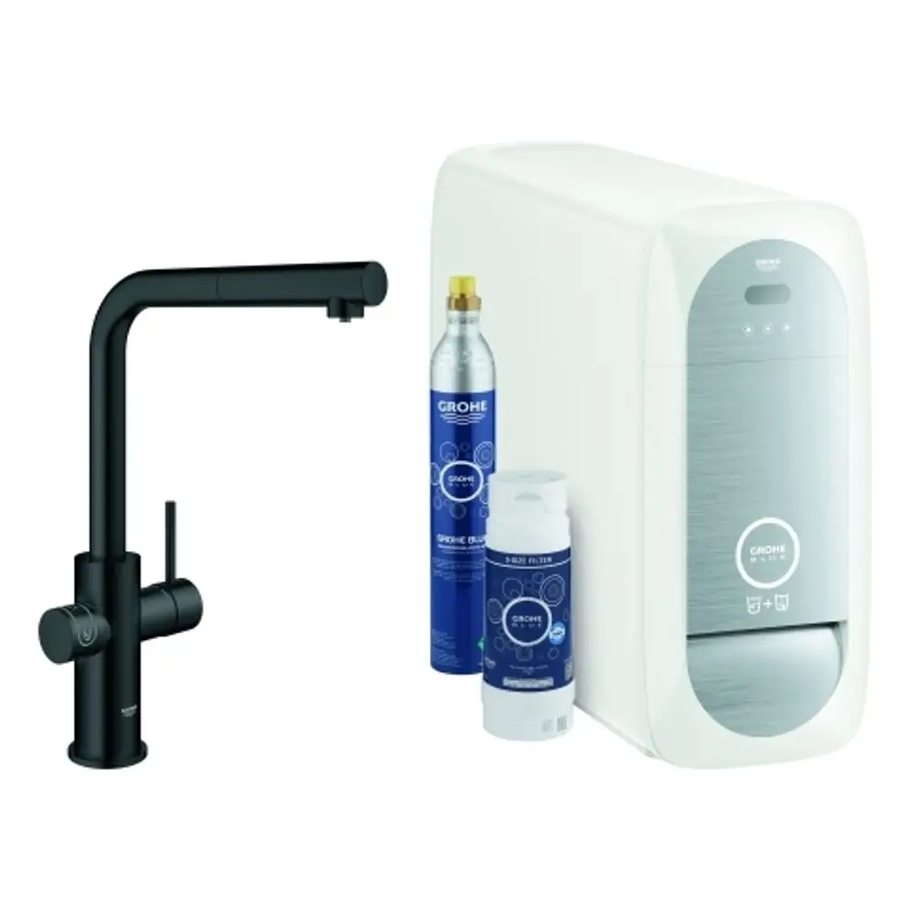 Schwarze Wasserarmatur von Grohe neben einem weißen Gerät, das mit zwei CO2-Flaschen und einem Reinigungsmittel für die Wasserversorgung ausgestattet ist.